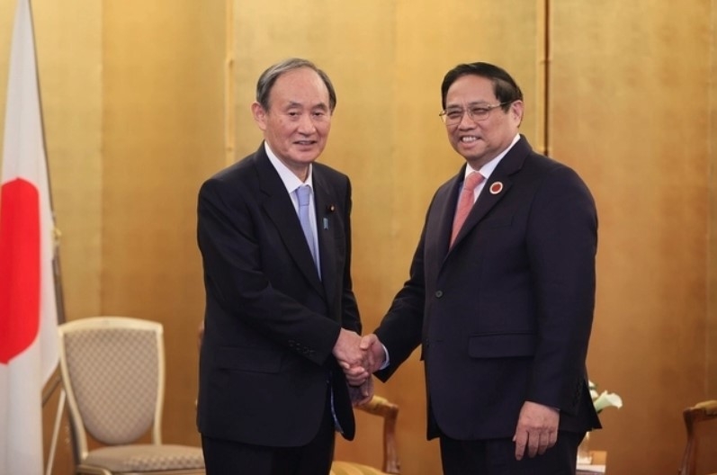 Government chief meets former Japanese PM